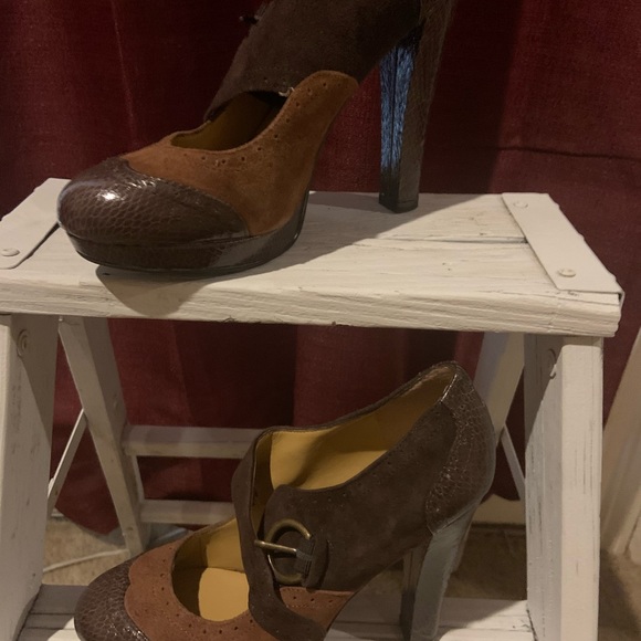 Beautiful ole style looking shoes - Picture 3 of 3